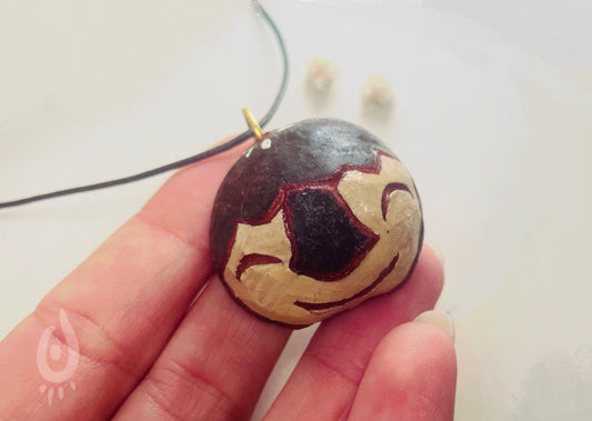 Glücksbringer "Happy Talisman" Kettenanhänger aus Avocado Kern