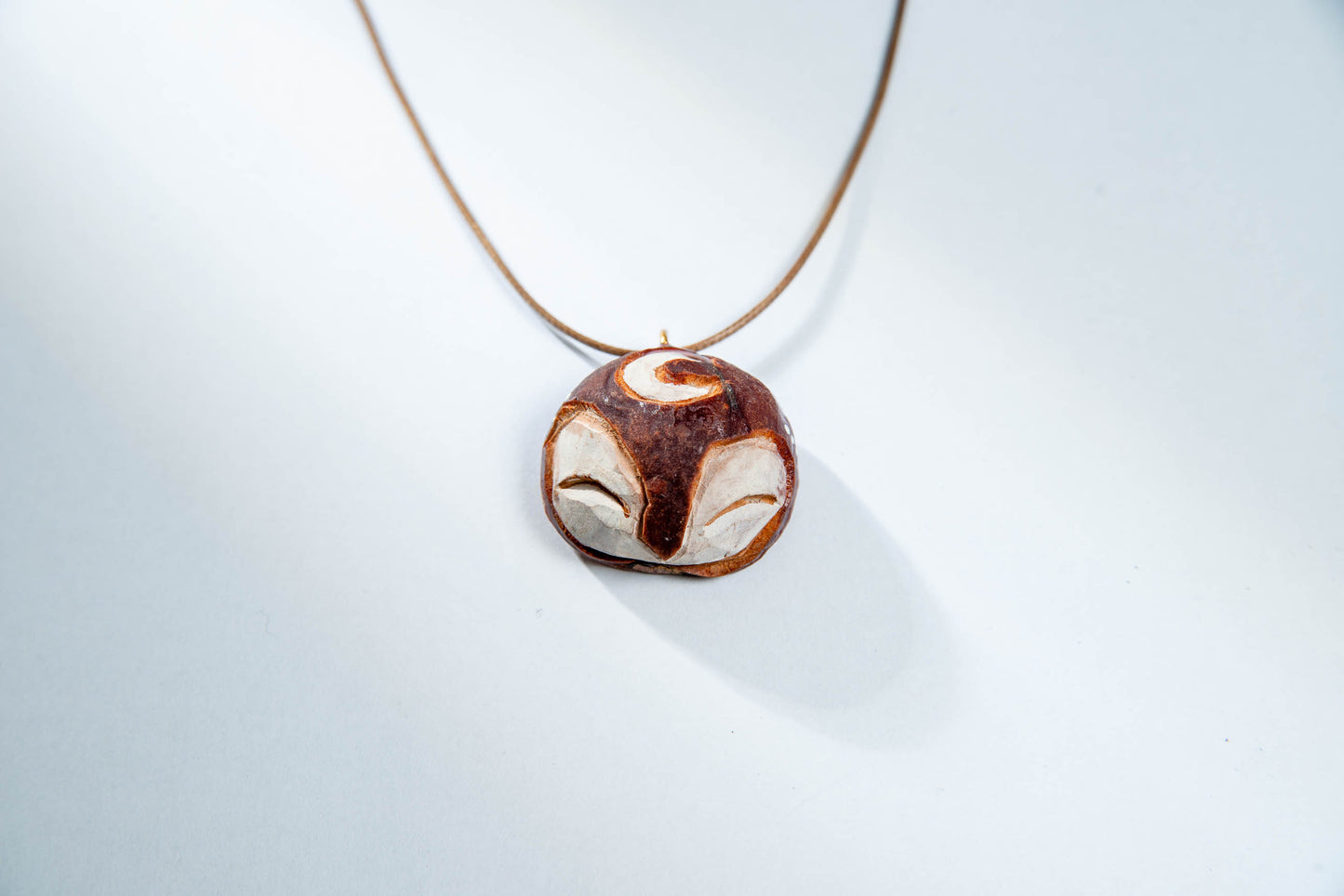 Glücksbringer "Moon Talisman" Kettenanhänger aus Avocado Kern