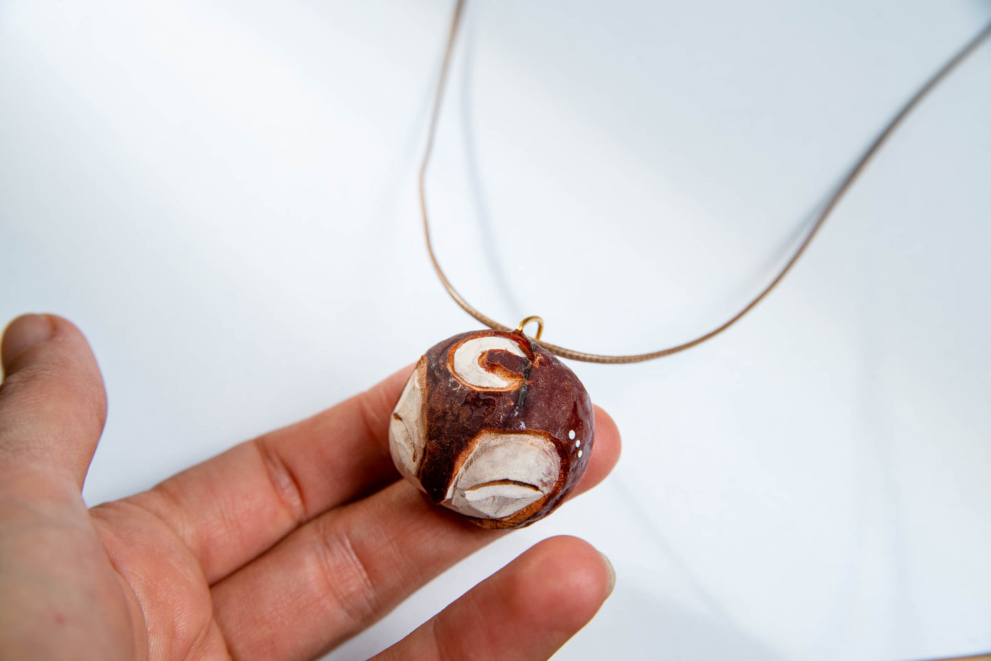 Glücksbringer "Moon Talisman" Kettenanhänger aus Avocado Kern