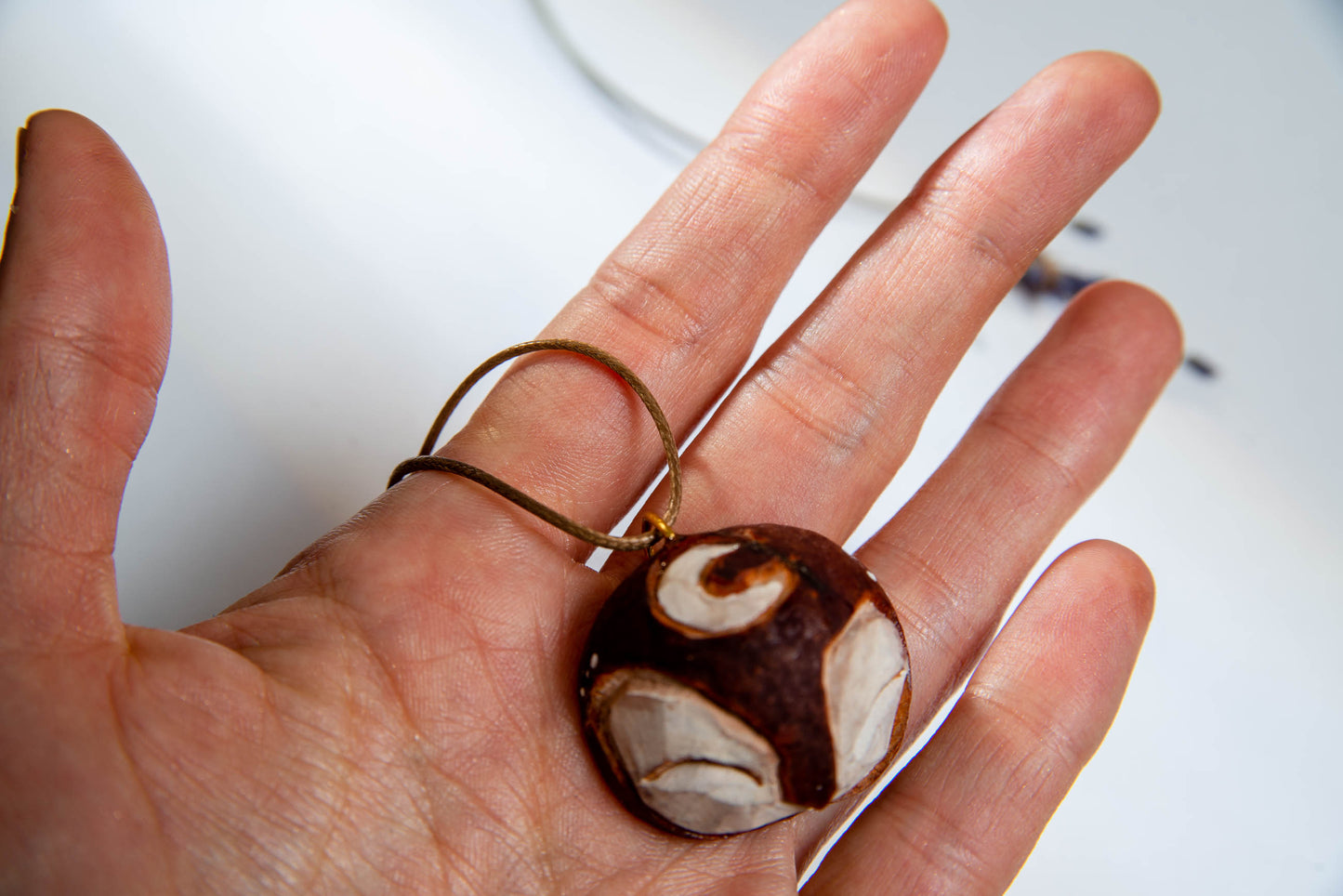 Glücksbringer "Moon Talisman" Kettenanhänger aus Avocado Kern